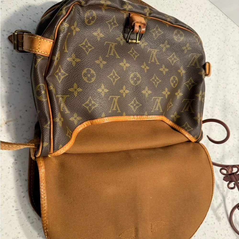 Louis Vuitton Purse - Picture 9 of 13